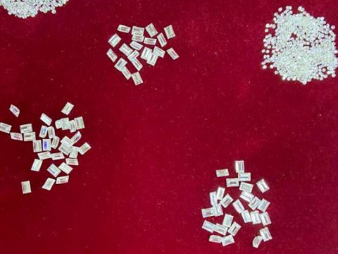 Bakıya özü ilə külli miqdarda brilyant gətirdi&nbsp;- FOTO