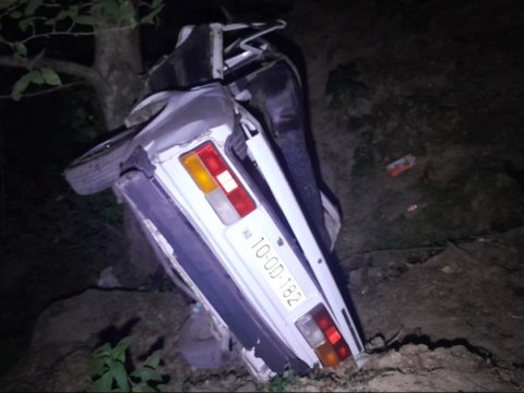 VAZ-2107 dərəyə aşdı