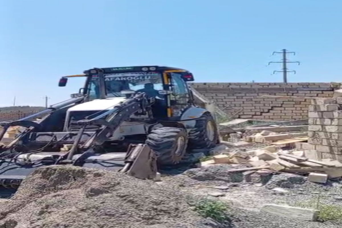 Füzulidə sənədsiz tikililər söküldü -&nbsp;VİDEO