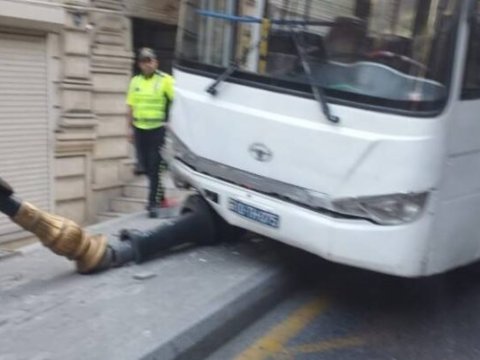Sərnişin avtobusu işıq dirəyinə çırpıldı - Yaralılar var