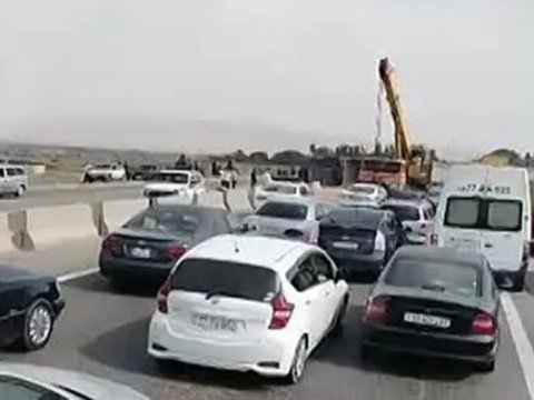 TIR aşdı, taxıl yola dağıldı&nbsp;- VİDEO