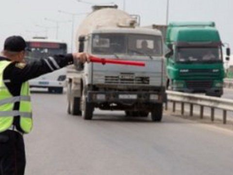 Yol polisindən yük maşınlarının sürücülərinə müraciət