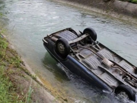 Mingəçevirdə maşın kanala aşdı