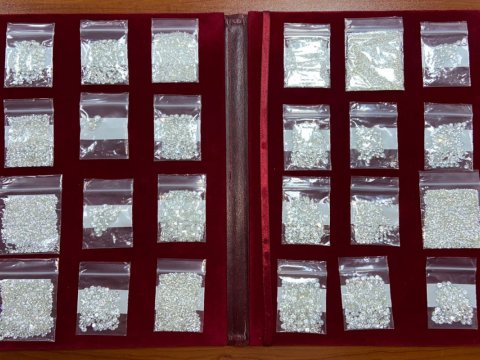 Dubaydan gələn sərnişində 700 karat brilyant aşkarlandı