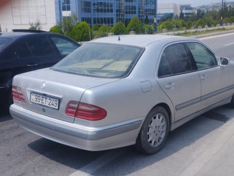 Şamaxıda "Mercedes" ana və qızını vurdu - FOTO