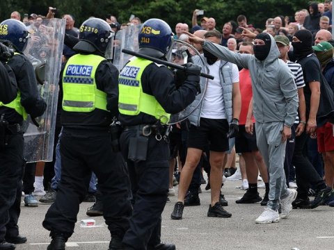 Britaniyada&nbsp;qanunsuz mühacirlərə qarşı ETİRAZLAR