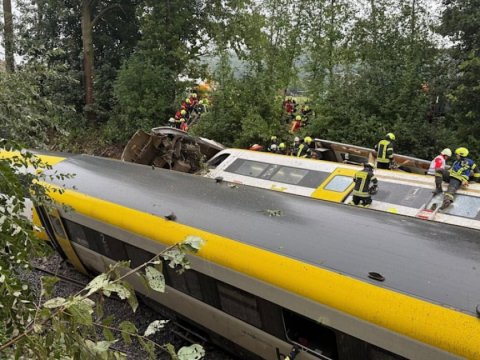 Almaniyada qatar relsdən çıxdı - Ölənlər var