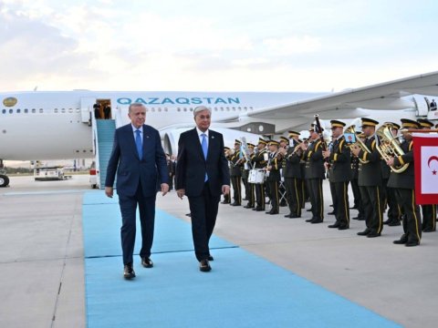 Ərdoğan Tokayevi hava limanında qarşıladı