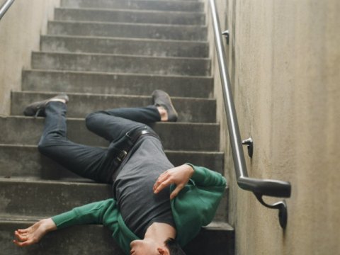 Pilləkəndən yıxılan kişi xəstəxanada öldü