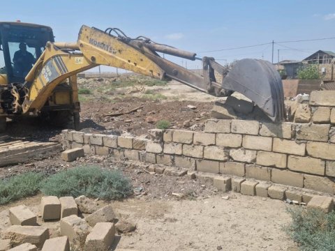 Qaradağda sənədsiz tikili söküldü