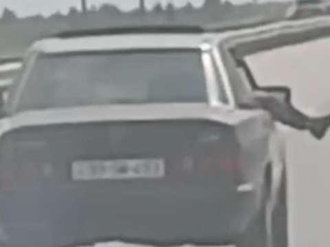 Ayağını pəncərədən çıxaran sərnişin cəzalandırıldı