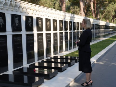 ABŞ-nin müvəqqəti işlər vəkili Şəhidlər xiyabanında - FOTO