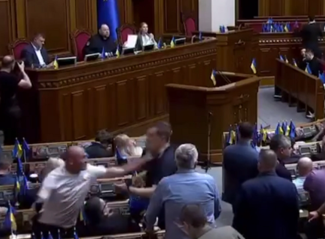 Deputatlar arasında əlbəyaxa dava düşdü - VİDEO