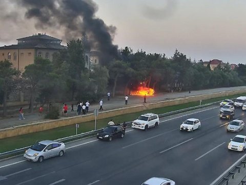 Aeroport yolunda maşın yanır - FOTO