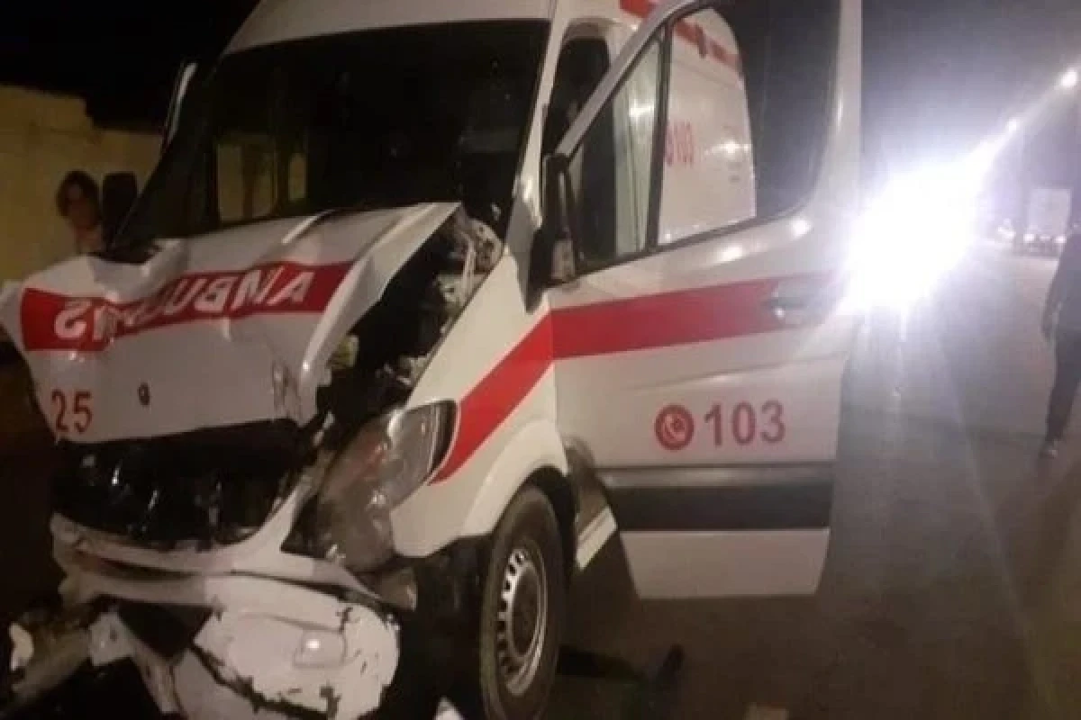 Təcili yardım maşını qəzaya uğradı