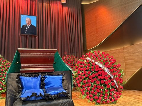 Prezident və xanımı Arif Babayevin vida mərasiminə əklil göndərdilər - FOTO