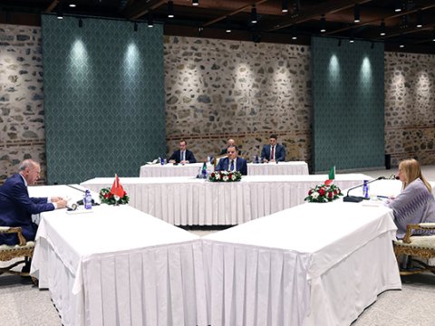 İstanbulda üçtərəfli zirvə görüşü - FOTO