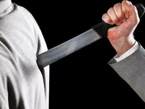 Dalaşan gəncləri sakitləşdirmək istədi, kürəyindən BIÇAQLANDI