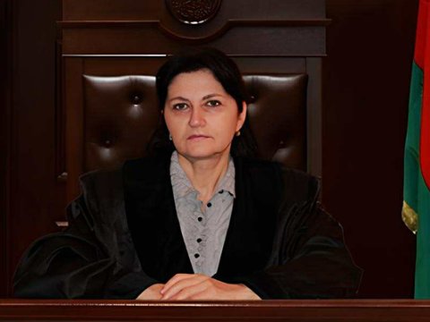 Qadın hakim təqaüdə göndərildi