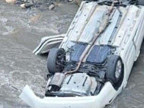 Qubada avtomobil çaya aşdı