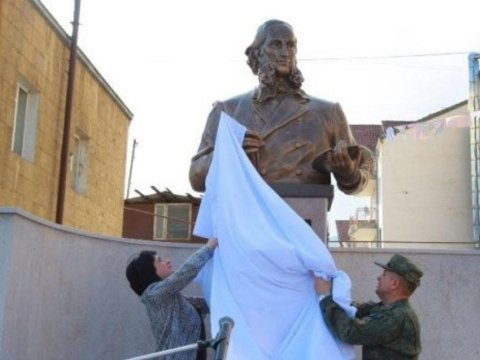 Ayvazovskinin büstü üstə bir neçə söz