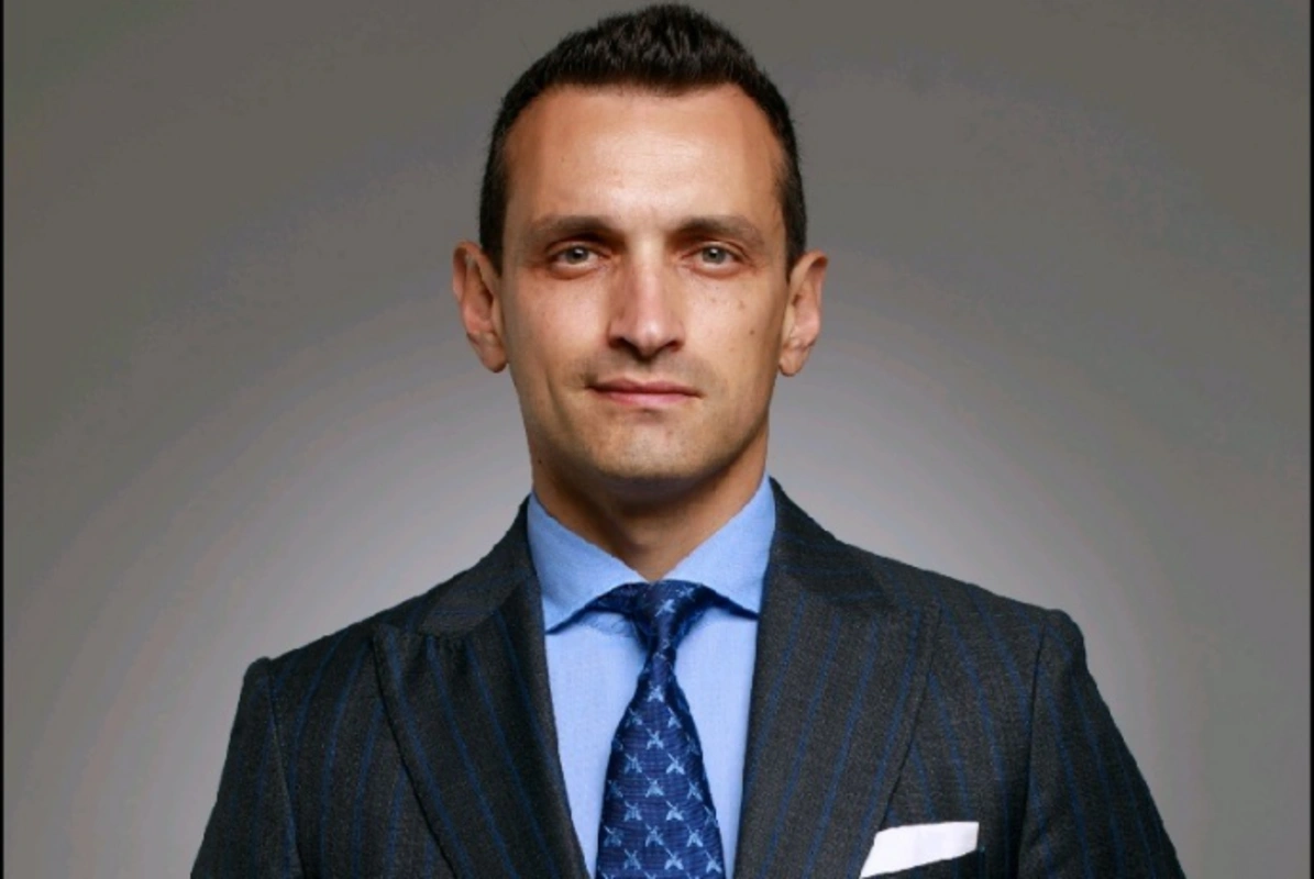 Qalmaqallı iqtisadçı Fərhad Pərvizi işdən çıxarılıb - RƏSMİ