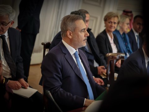 Fidan diplomatiyası: Yüksək səslə danışmır, amma hamı onu dinləyir