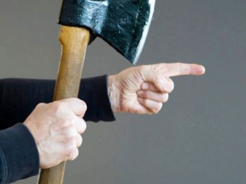 Balta ilə insanlara hücum edən ruhi xəstə saxlanıldı