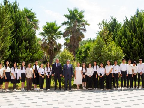 Salyanda yüksək bal toplayan məzunlarla görüş - FOTO