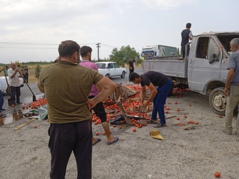 Xaçmazda pomidor dolu yük maşını aşdı 