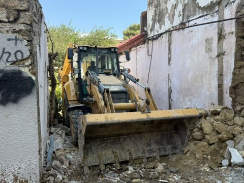 “Sovetski”də qəzalı binalar SÖKÜLÜR