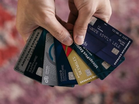 Maaşımızın 5 qatından çox kredit kartı ALA BİLMƏYƏCƏYİK