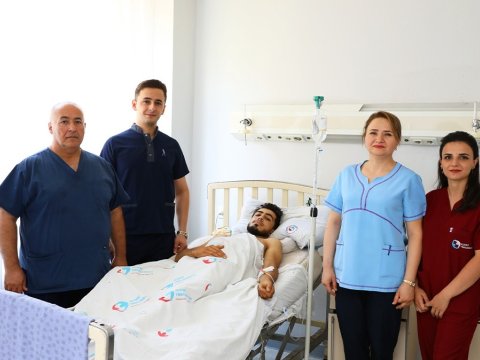 Gənc oğlanın mədəsinə metal əşya batdı - Ölümdən döndü