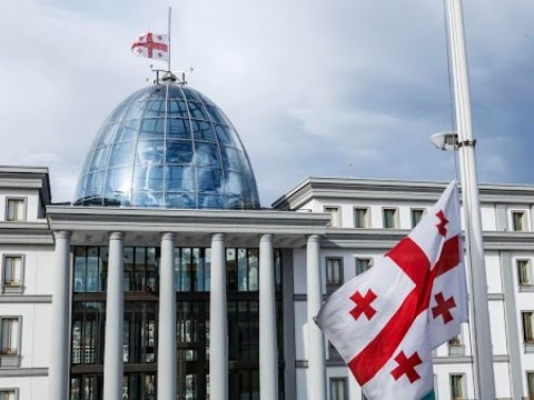 Gürcüstanda dövlət bayraqları endirildi