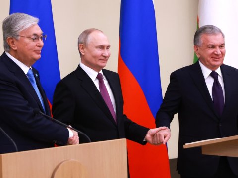 Putin Mirziyoyevlə Tokayevə zəng etdi