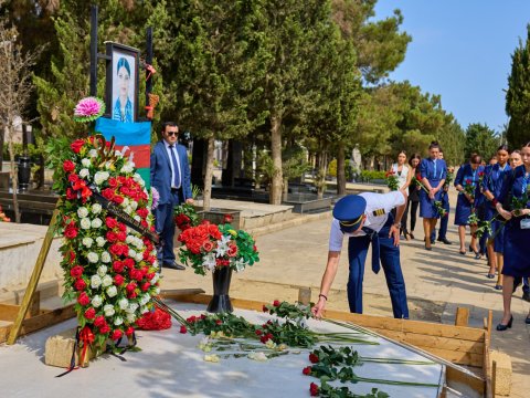 AZAL rəhbərliyi Hökumə Əliyevanın məzarını ziyarət etdi