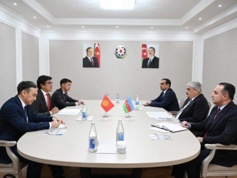Samir Şərifov qırğız həmkarı ilə görüşdü