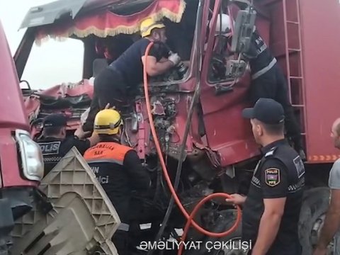 Balaxanıda ağır qəza - Sürücülər sıxılı vəziyyətdə qalıb