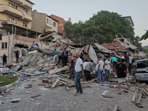 Türkiyədəki zəlzələdə ölən aktirasının əmisi imiş