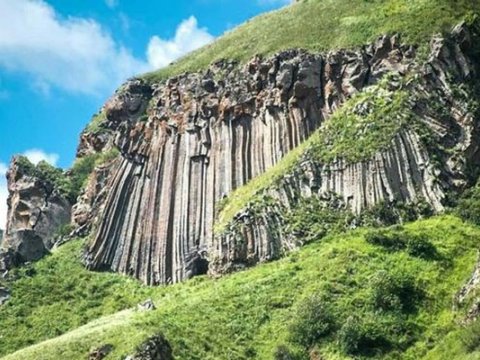 Kəlbəcərdə 54 yaşlı kişi qayadan yıxılıb öldü