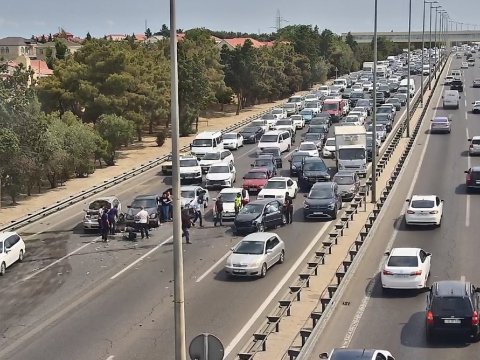 Aeroport yolunda qəza - Tıxac yaradı