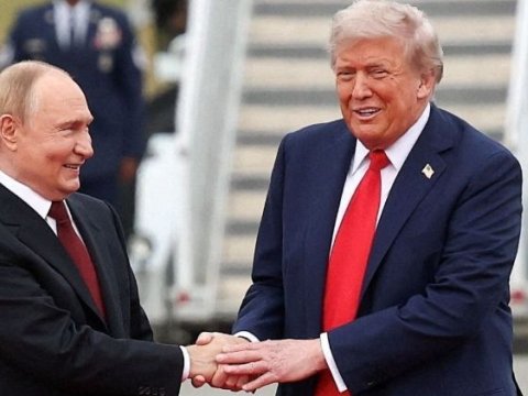 Tramp və Putinin görüşündə bədən dili - Kim hansı mesajları VERDİ...