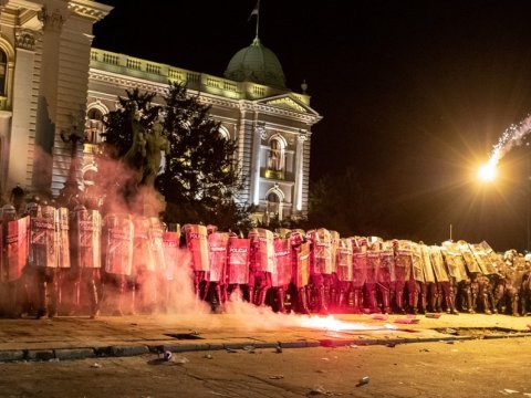 Serbiyada etiraz aksiyaları - 6 polis yaralandı