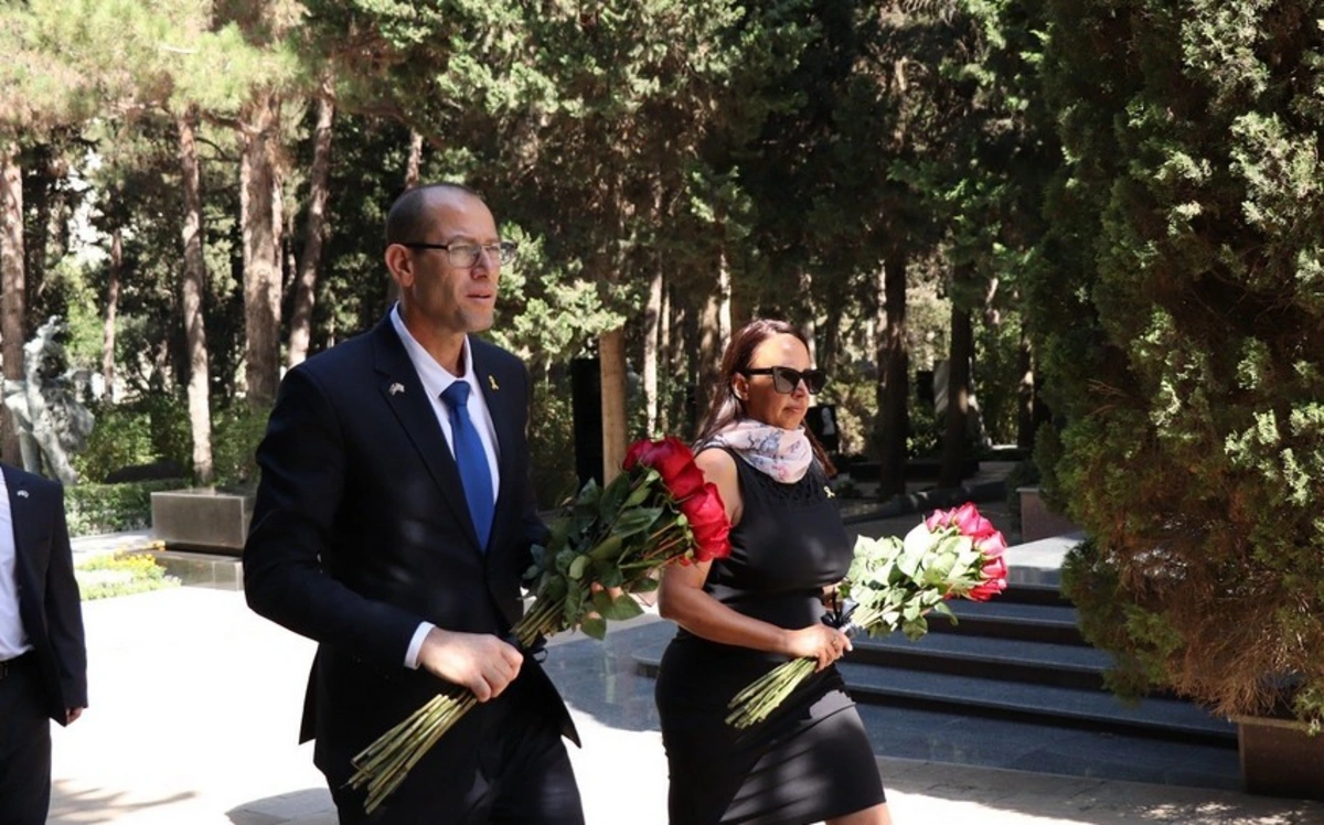 Yeni səfir&nbsp;Fəxri və Şəhidlər xiyabanlarında