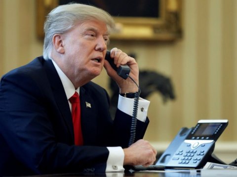 Tramp Putinə zəng etmək üçün görüşü dayandırıb