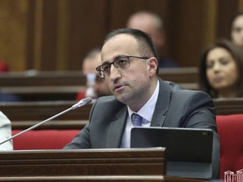 Erməni deputat istefa verdi