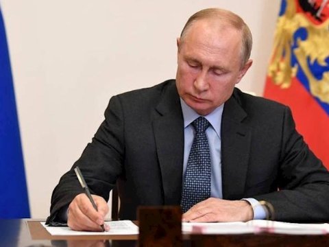 Putin məşhur siyasətçinin nəvəsini səfir vəzifəsindən azad etdi - FOTO