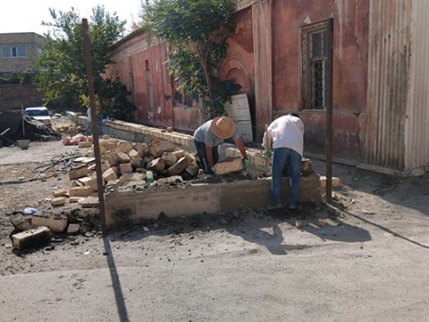 Filarmoniyanın qarşısındakı qanunsuz tikili söküldü - FOTO