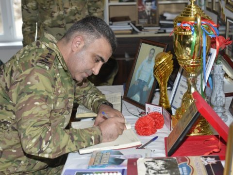 Hərbi prokuror şəhidin ailə üzvləri ilə bir arada