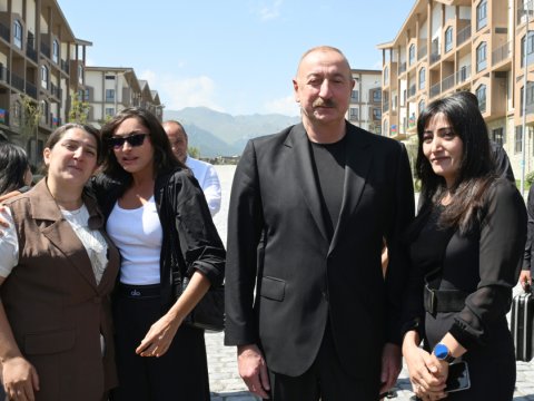 Prezident və xanımı kəlbəcərlilərlə bir arada - FOTOLAR